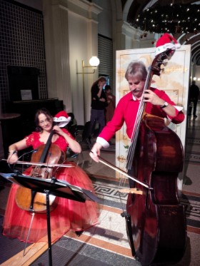 Duo BassKontraCello beim Adventskalender in der Staatsoper Hannover